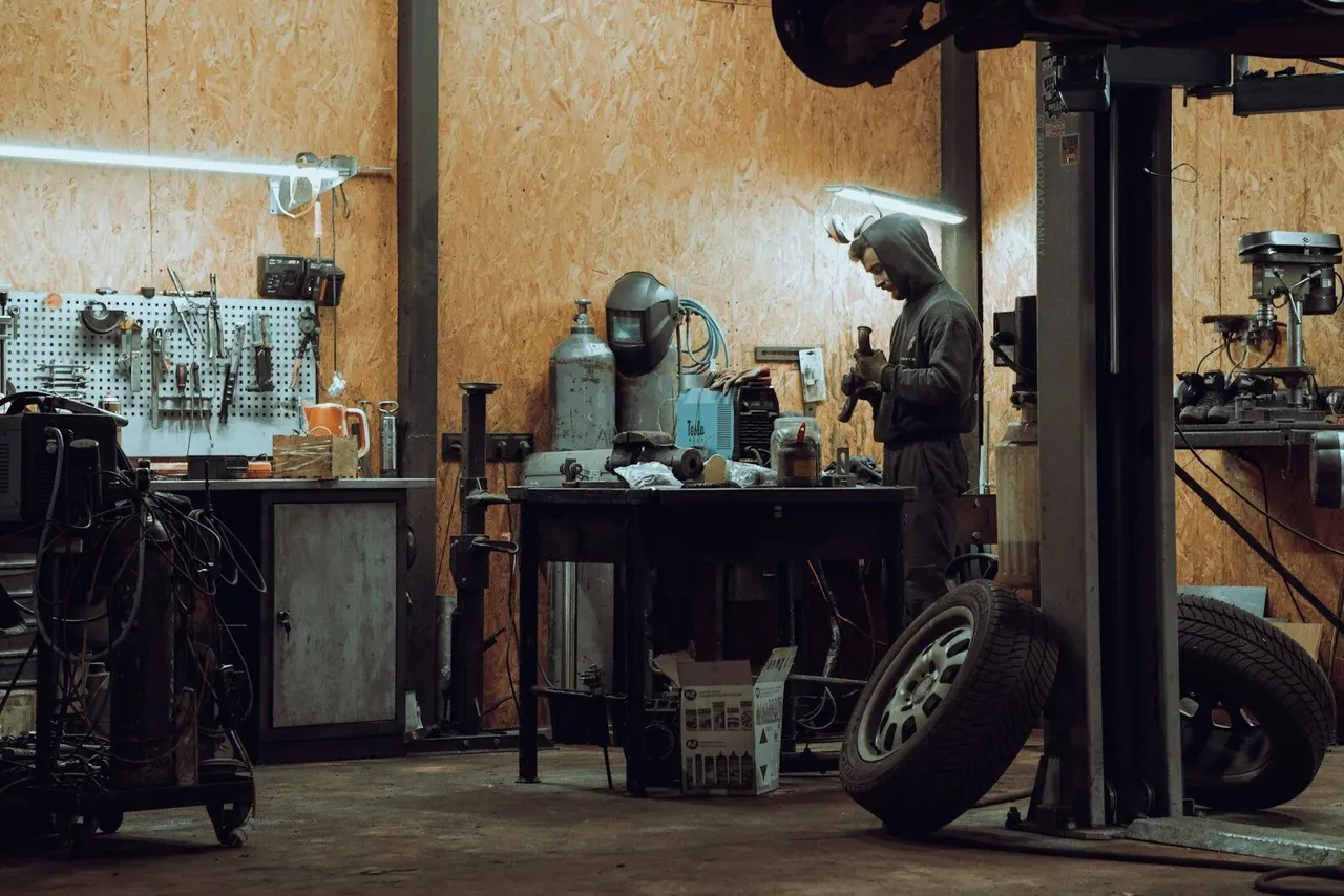 Mechanic workshop gallery image