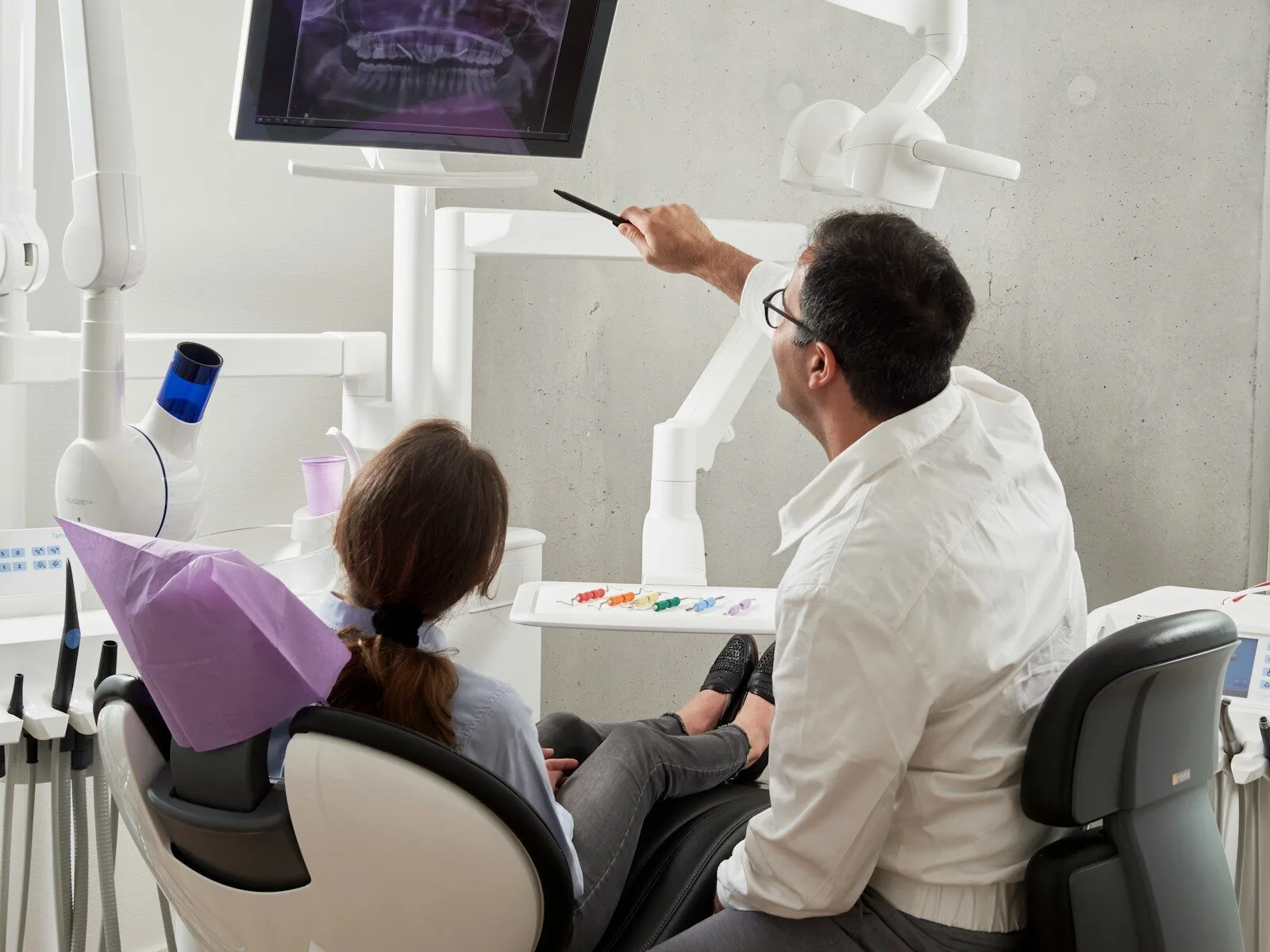 Dentist website demo hero image with modern clinic room