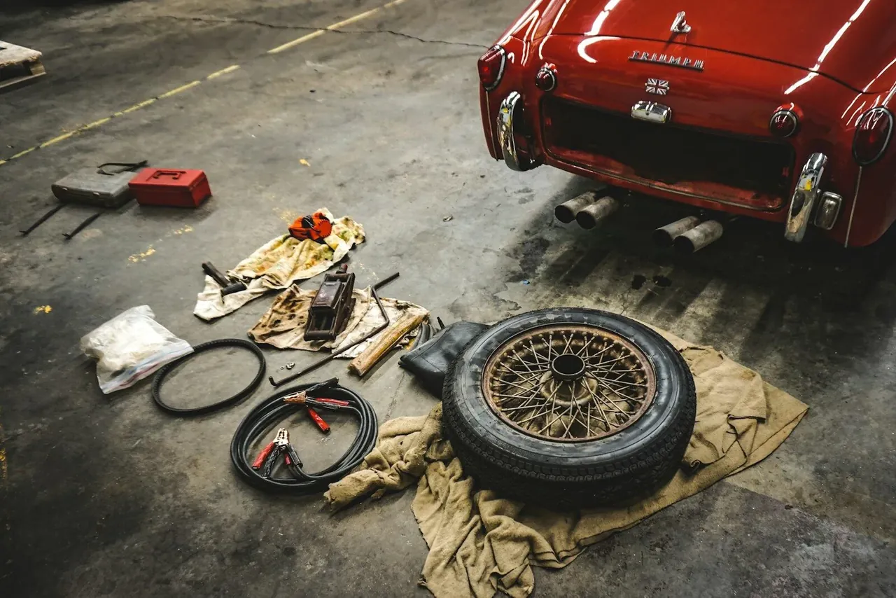 Mechanic service bay gallery image